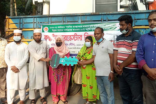 সোনাতলায় ভর্তুকির মাধ্যমে কম্বাইন্ড হার্ভেস্টার বিতরণ