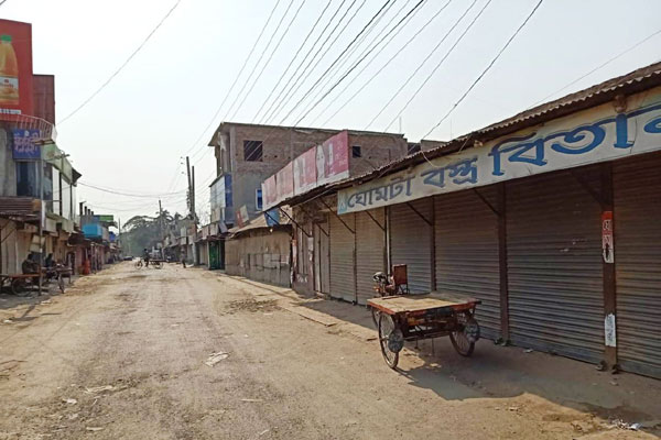 রাজবাড়ীতে পুলিশের কঠোর অবস্থানে রাস্তাঘাট জনশূন্য