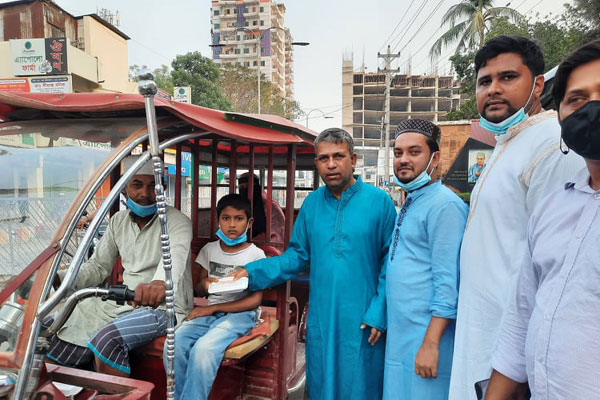 নরসিংদীতে অসহায় মানুষের মাঝে ইফতার বিতরণ 