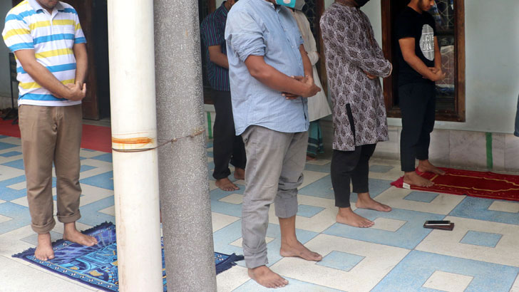 মসজিদে মসজিদে দূরত্ব বজায় রেখে নামাজ আদায়
