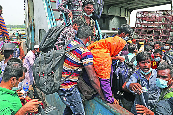 রাজধানী ছাড়ছেন মানুষ