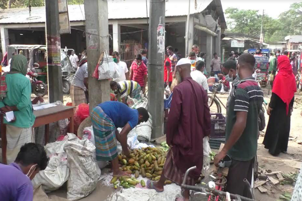 ঝিনাইদহে লকডাউনের দ্বিতীয় দিনে হাট বাজারে মানুষের ভিড়