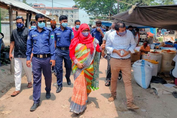 মাস্ক না পরার অপরাধে ৫০ টাকা জরিমানা