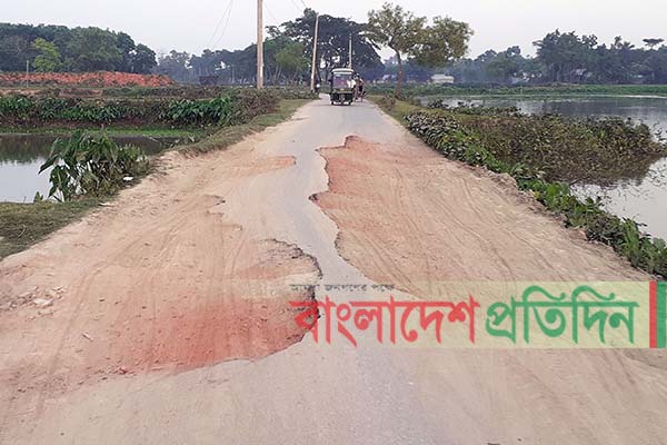 ফুলপুরে আমুয়াকান্দা-বাহাদুরপুর পাকা সড়ক বেহাল