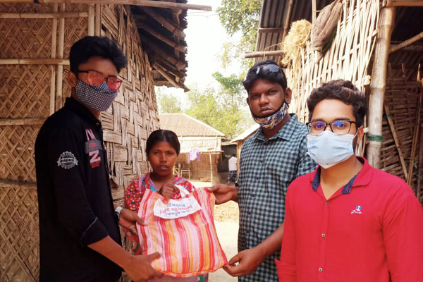 দিনাজপুরে অসহায় পরিবারের মাঝে ইফতার সামগ্রী বিতরণ