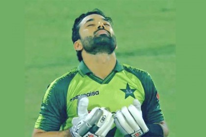 রোজা রেখেই ব্যাট হাতে ইতিহাস গড়লেন রিজওয়ান