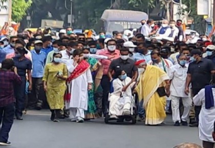 মমতার পাশে হাঁটলেন জয়া, টানলেন হুইল চেয়ার!

