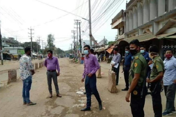 টেকনাফে কঠোর লকডাউন: উপজেলা প্রশাসনের অভিযানে জরিমানা