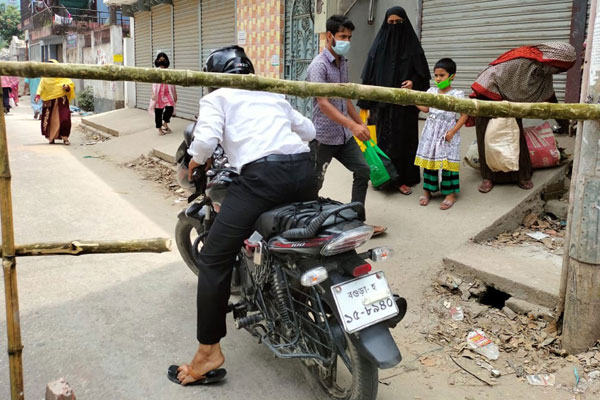 বগুড়ায় লকডাউন 
মানছে না অনেকেই