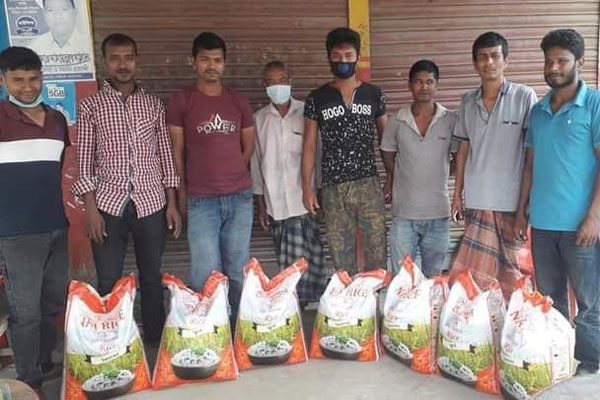 নীলফামারীতে দরিদ্রদের মাঝে ক্ষুদ্র সমিতির চাল বিতরণ