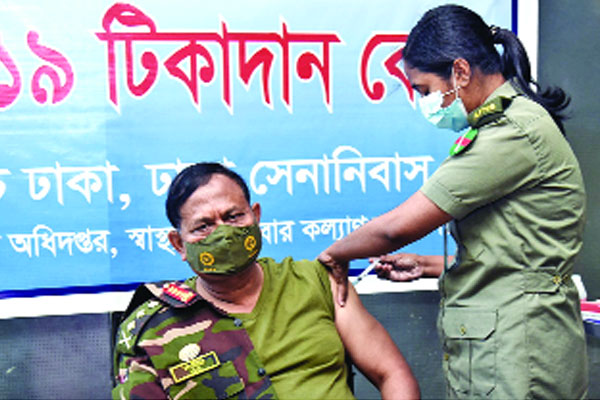 করোনাভাইরাসের দ্বিতীয় ডোজের টিকা নেন সেনাবাহিনী প্রধান