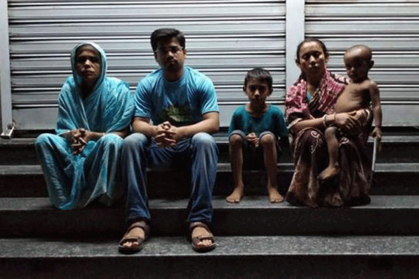 পুলিশের মধ্যস্থতায় বাসায় ফিরল সেই পরিবারটি