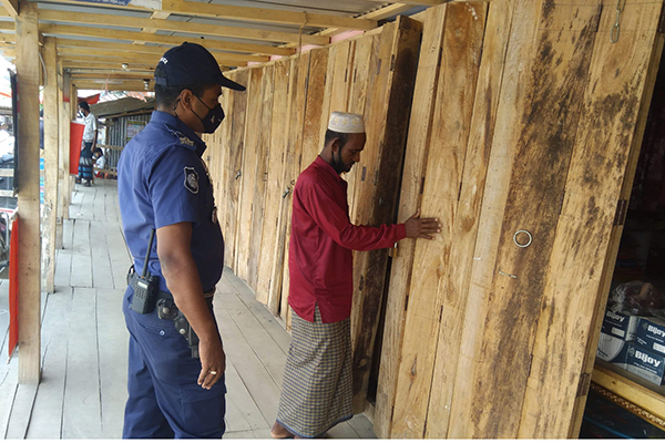 কলাপাড়ায় লকডাউনে দোকান খোলায় জরিমানা