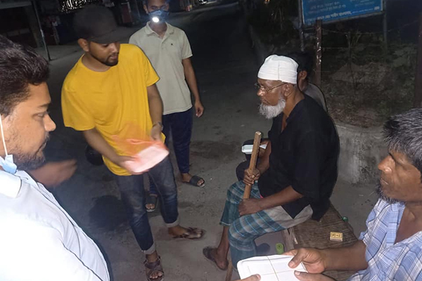 বরিশালে রাস্তায় ঘুরে ঘুরে সেহরি বিতরণ
