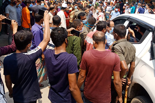 সোনাতলায় লকডাউনে জরিমানা করায় ইউএনও’র গাড়ি অবরোধ

