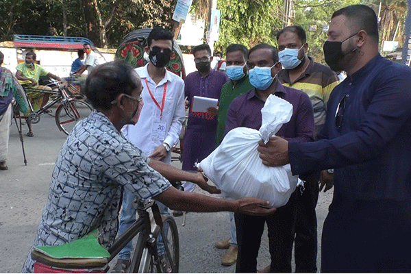 বরিশালে বয়স্কদের মধ্যে ইফতার সামগ্রী বিতরণ