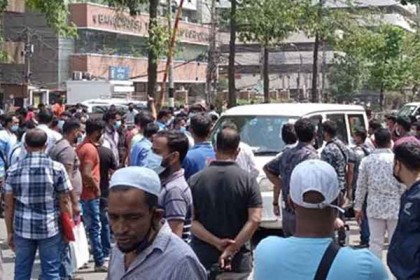 সৌদির বিশেষ ফ্লাইটের টিকিটের জন্য বিক্ষোভ