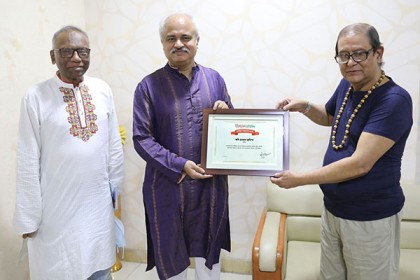 কবি হেলাল হাফিজকে আজীবন সম্মাননা