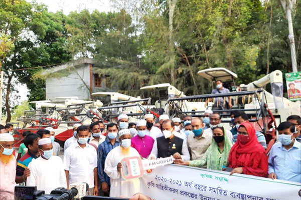 তাড়াশে কৃষকদের মাঝে ধান কাটার মেশিন বিতরণ
