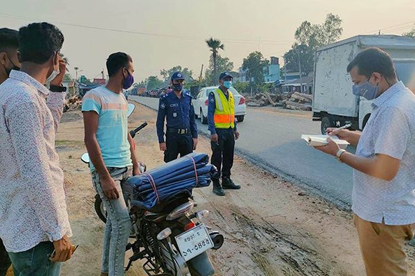 নন্দীগ্রামে করোনা সংক্রমণ রোধে পুলিশের চেকপোস্ট, জরিমানা