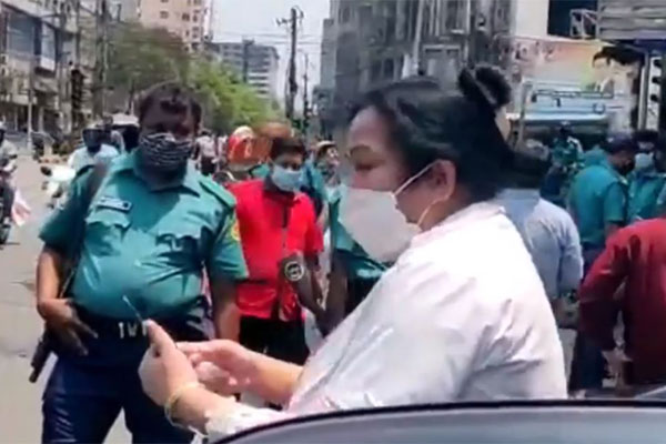 এলিফ্যান্ট রোডের চেকপোস্টে চিকিৎসককে হয়রানির প্রতিবাদ এফডিএসআরের 


