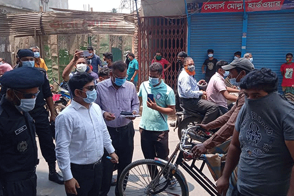 বরিশালে লকডাউন উপেক্ষা করায় জরিমানা