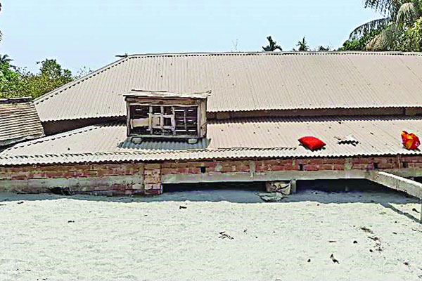 কুষ্টিয়ায় ড্রেজিংয়ের বালুর নিচে চাপা অর্ধশত বাড়ি