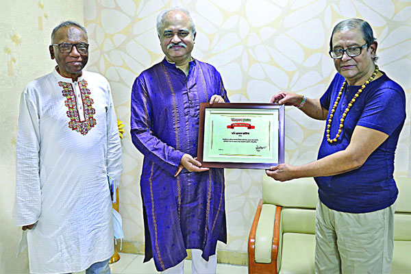 কবি হেলাল হাফিজকে বাংলাদেশ প্রতিদিনের সম্মাননা