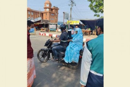 কোমরে অক্সিজেন বেঁধে মাকে বাঁচাতে এক ছেলের ছুটে চলা