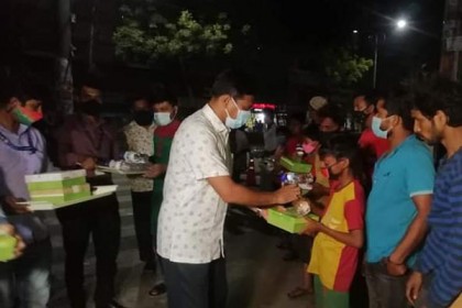 গভীর রাতে সেহেরি নিয়ে ভাসমানদের পাশে নারায়ণগঞ্জ ডিসি