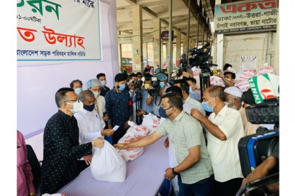 লকডাউনে খাদ্যসামগ্রী পেলেন কর্মহীন ১২শ পরিবহন শ্রমিক