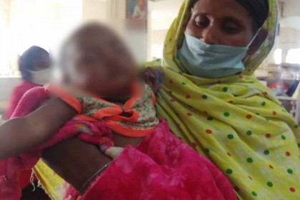 সন্তানের চিকিৎসার জন্য অটোরিকশায় ১১০ কিলোমিটার পাড়ি 