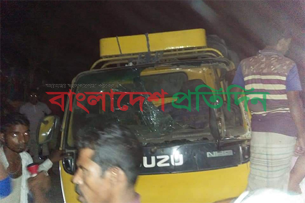 পাবনায় কলা বোঝাই ট্রাক উল্টে তিন জন নিহত