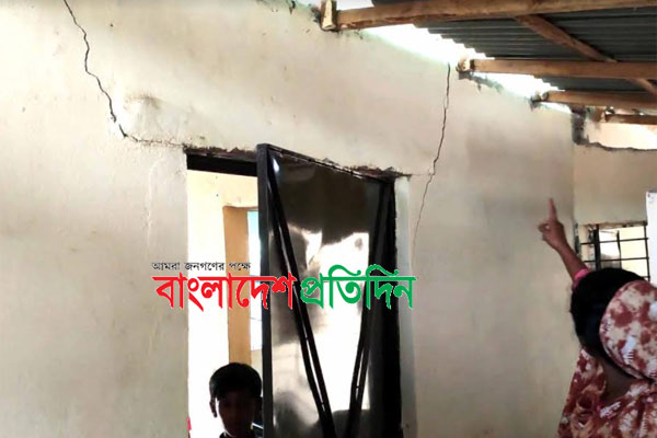 ঠাকুরগাঁওয়ে সামান্য বাতাসেই ফেটে গেলো সরকারের আশ্রয়ণ প্রকল্পের ঘর