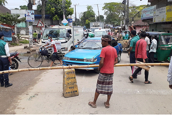 সিলেটে লকডাউন বাস্তবায়নে বাঁশ দিয়ে ব্যারিকেড