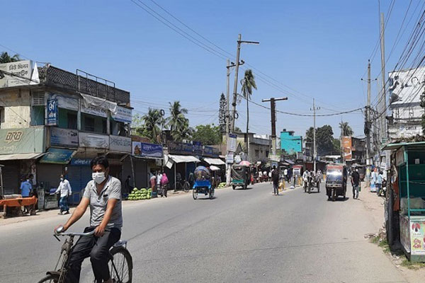নাটোরে লকডাউনে পুলিশের টহল জোরদার
