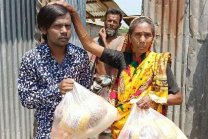 ৩০০ পরিবারকে ইফতার সামগ্রী দিলেন হিরো আলম