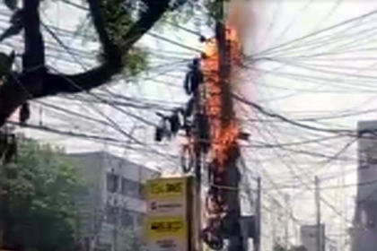 খুলনায় বিদ্যুতের খুঁটিতে আগুন লেগে ভোগান্তি