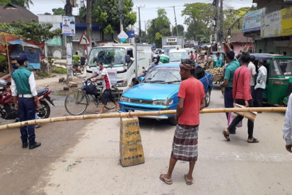 সিলেটে লকডাউন বাস্তবায়নে বাঁশ দিয়ে ব্যারিকেড