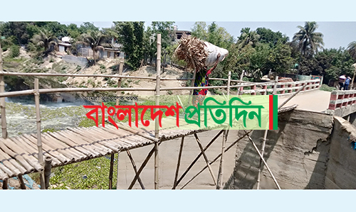 ধামরাইয়ে বাঁশের সাঁকো বেয়ে উঠতে হয় সেতুতে 
