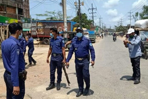 টেকনাফে সর্বাত্মক লকডাউন কার্যকরে মাঠে পুলিশ