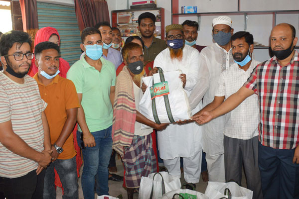বগুড়ায় অসহায় মানুষের মাঝে আওয়ামী লীগ নেতার ত্রাণ বিতরণ