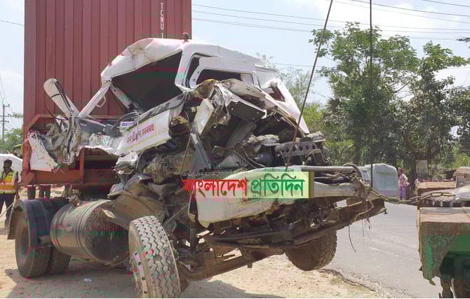 কুমিল্লায় লরি নিয়ন্ত্রণ হারিয়ে নিহত ৩

