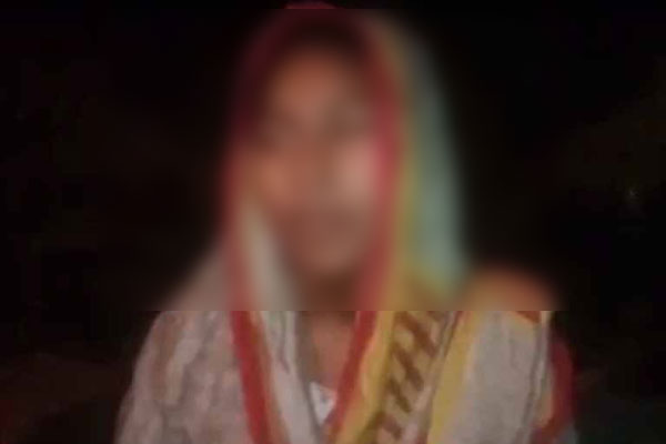 বিয়ের দাবিতে প্রেমিকের বাড়িতে অনশন