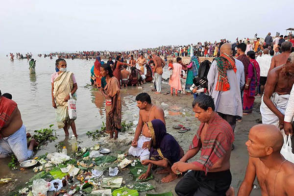 কুড়িগ্রামের ব্রহ্মপুত্র নদে অষ্টমীর স্নানে পুণ্যার্থীদের ঢল