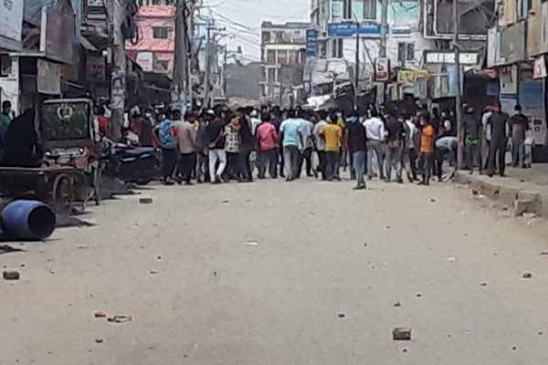 মুক্তাগাছায় দোকান খোলা রাখার দাবিতে ব্যবসায়ীদের বিক্ষোভ 