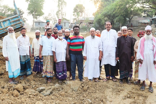 সিংড়ায় গ্রামবাসীর উদ্যোগে খেলার মাঠ নির্মাণ