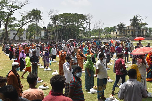 খুলনার উপকূলে কর্মহীন পরিবারে খাদ্য সহায়তা