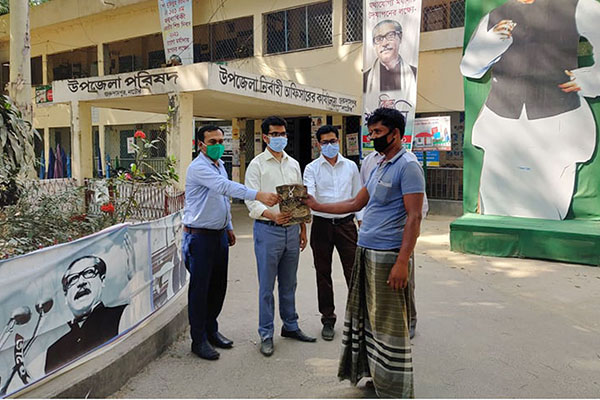 গুরুদাসপুরে শ্রমিকদের স্বাস্থ্য সুরক্ষা সামগ্রী বিতরণ