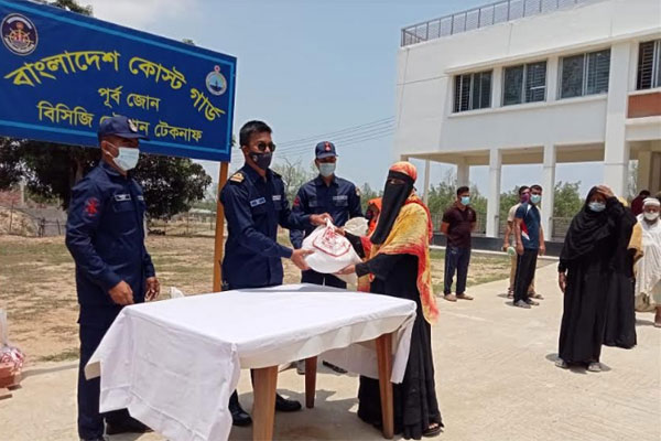 টেকনাফে কর্মহীন পরিবারে কোস্টগার্ডের ত্রাণ সামগ্রী বিতরণ